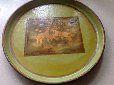 A pulpware tray with a painting of two lambs