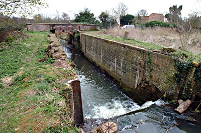 Briggate lock downstream 6th April 2003
