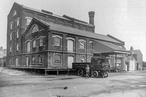 Dewing & Kersley's lorry waiting to be loaded - c.1912