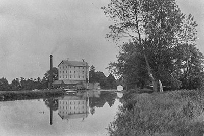 Steam engine running c.1910