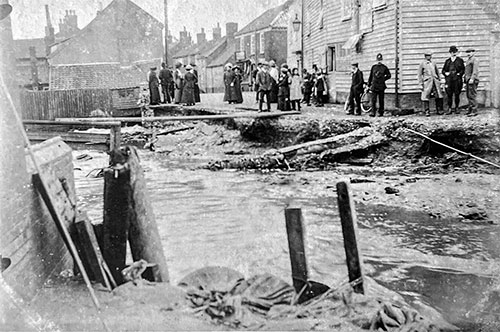 Crowd at mill 27Aug1912